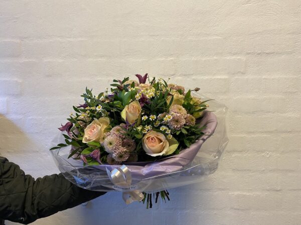 Lav Buket I Sæsonens & Årstidernes Blomster